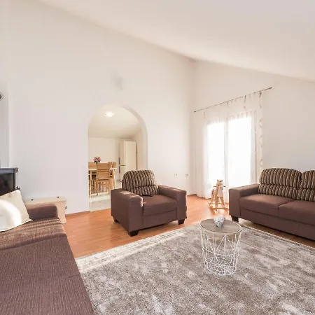 Apartment Spacious With Garden
