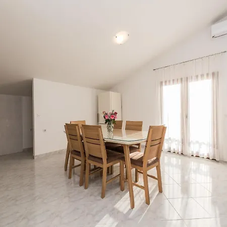 Spacious With Garden Apartment