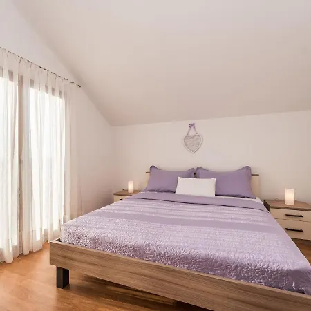 Spacious With Garden *