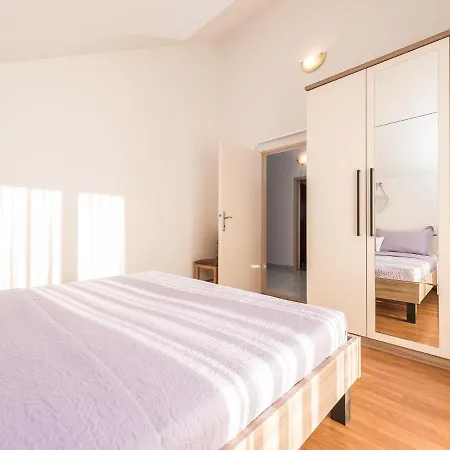 Spacious With Garden Appartamento Vrsi