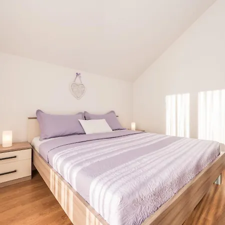 Spacious With Garden * Vrsi