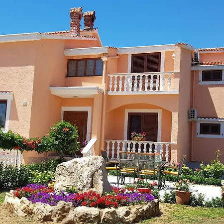 Spacious With Garden * Vrsi