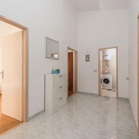 Spacious With Garden *