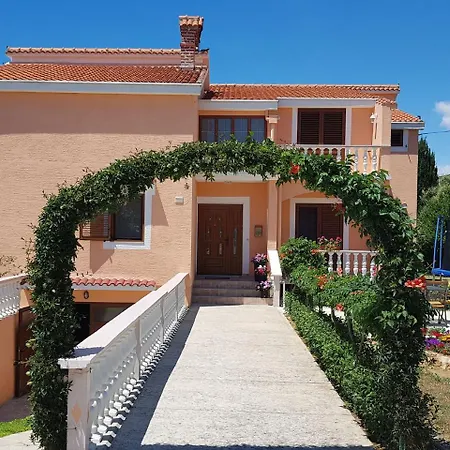 Spacious With Garden * Vrsi